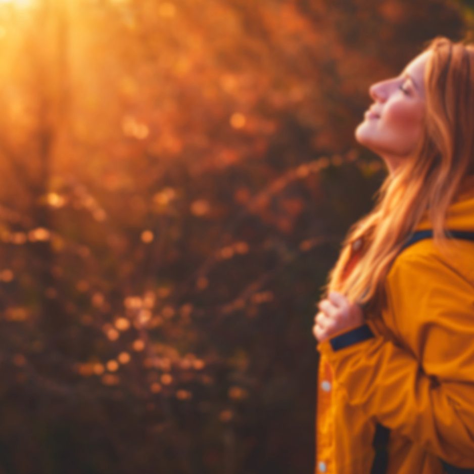 Vrouw geniet van de zon